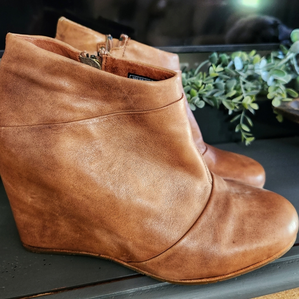 UGG Carmine leather wedge heel boot bootie 9